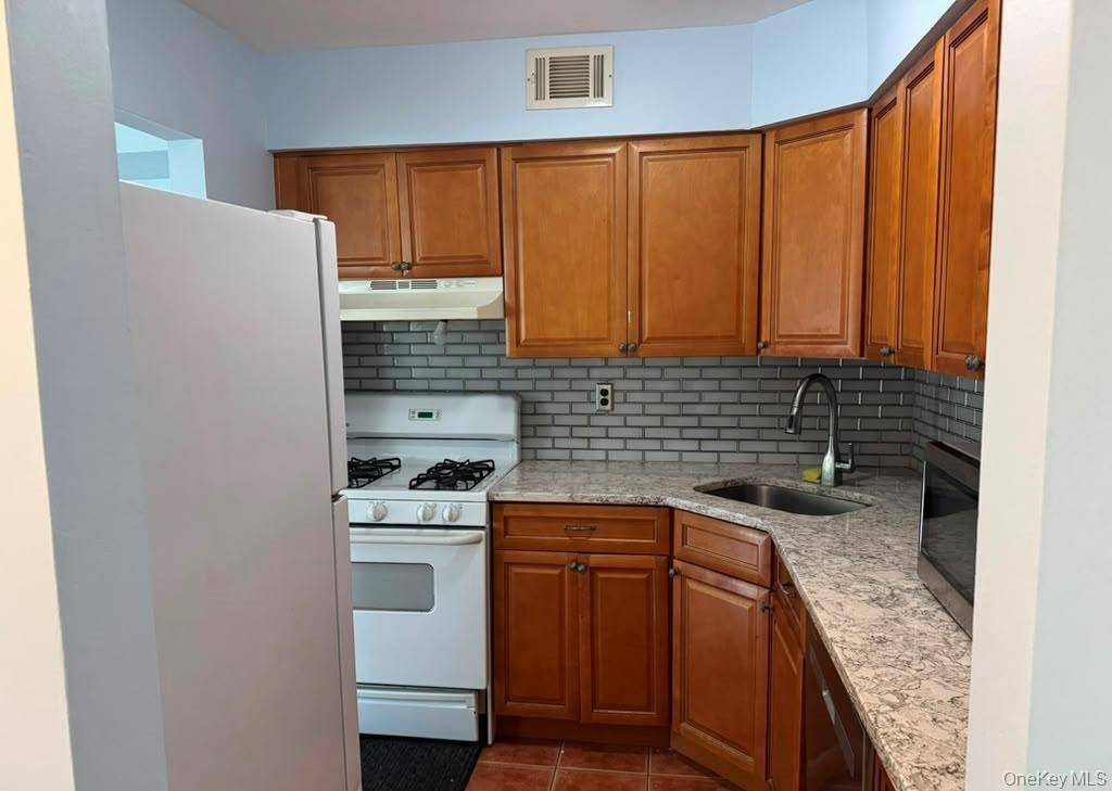 161 Fairview CIR, Middle Island, NY 11953