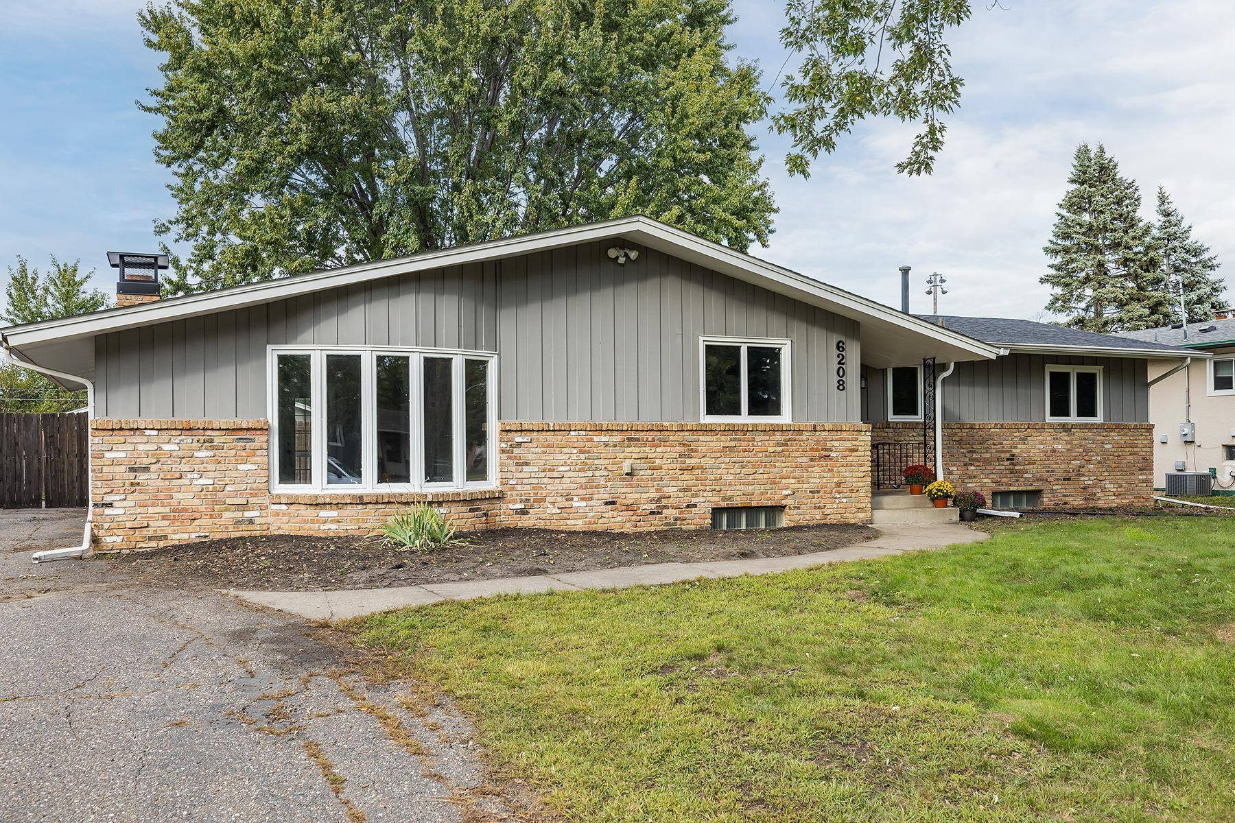 6208 81st AVE N, Brooklyn Park, MN 55443