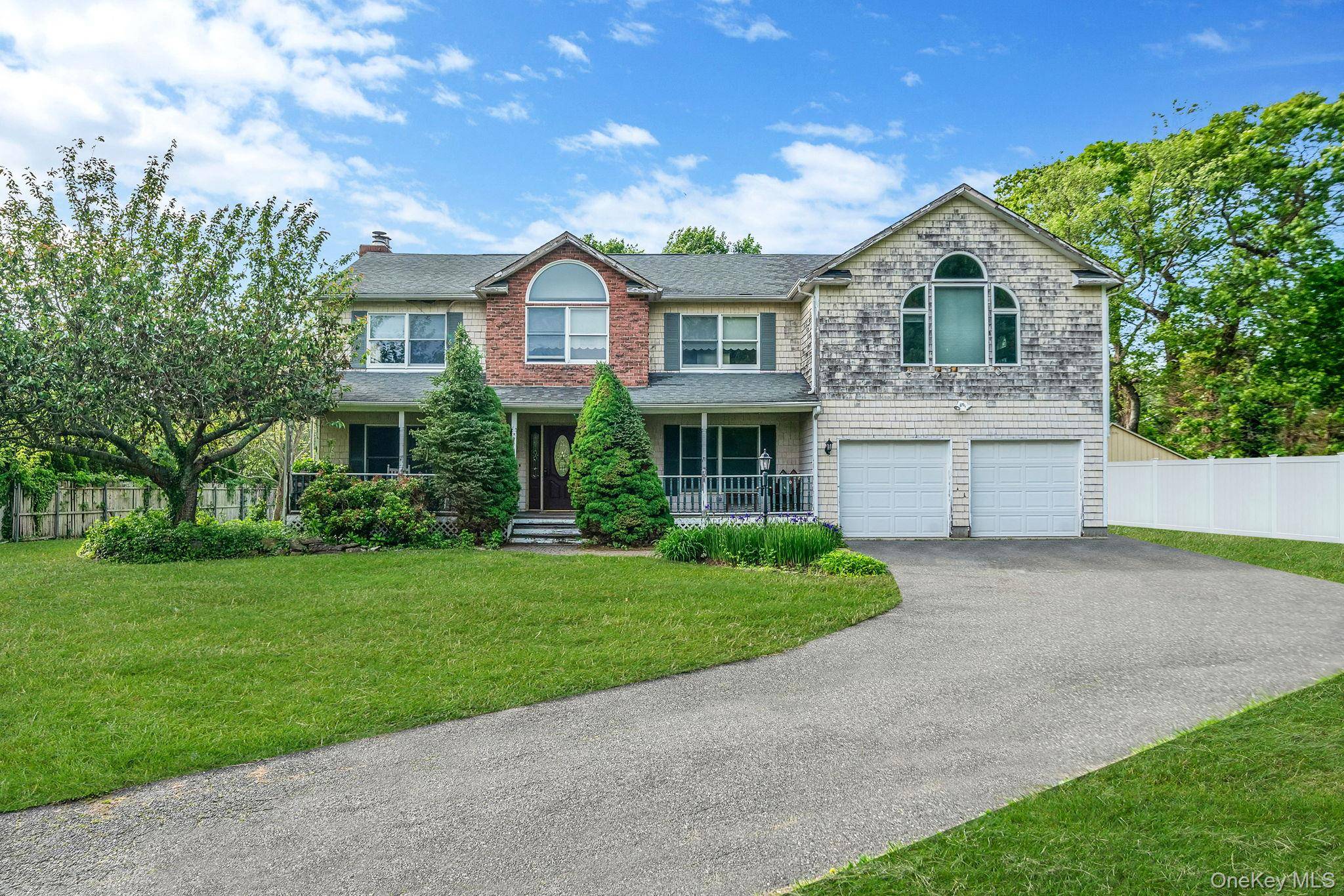 25 Locust LN, Miller Place, NY 11764