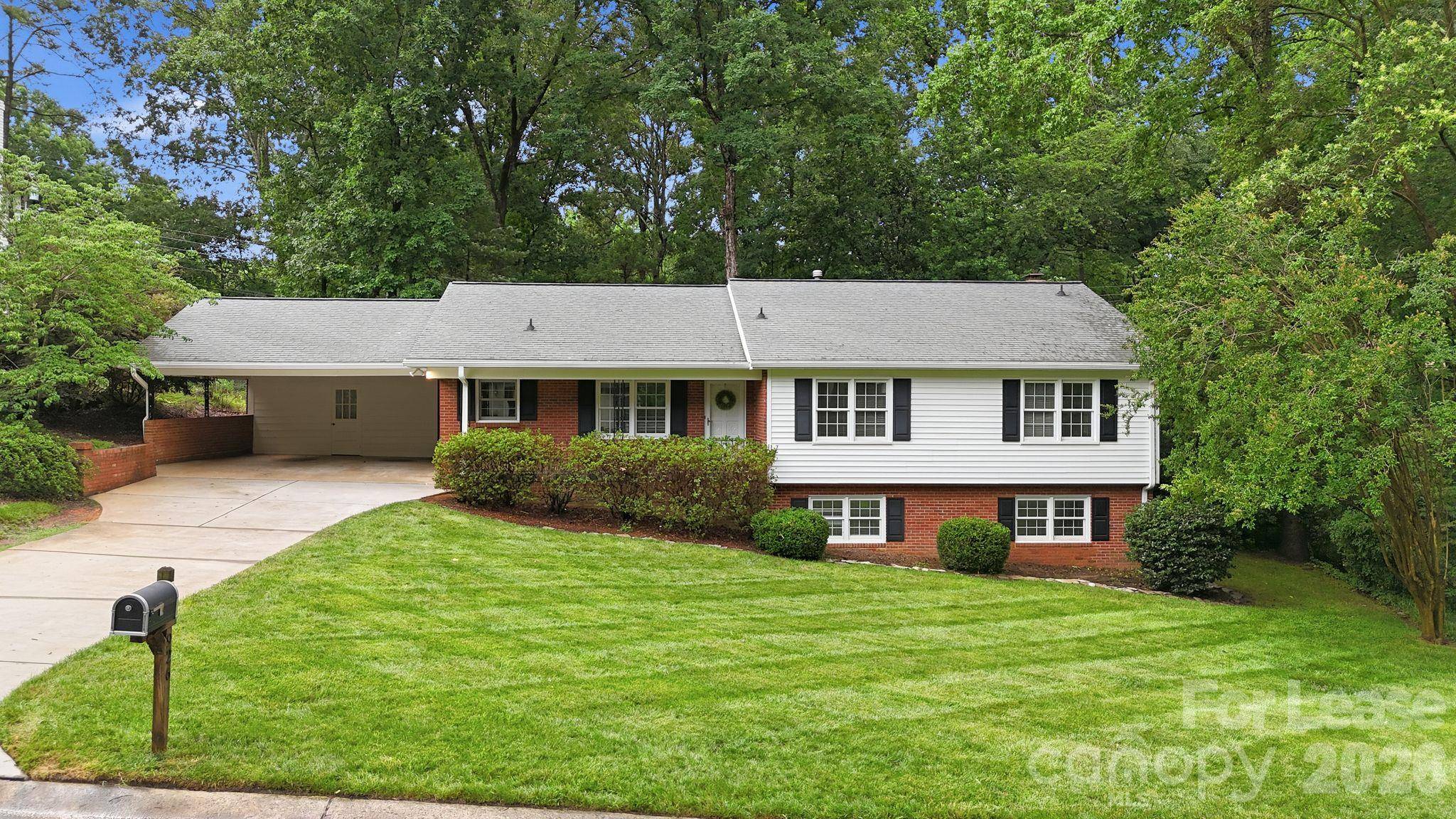 926 Shady Bluff DR, Charlotte, NC 28211