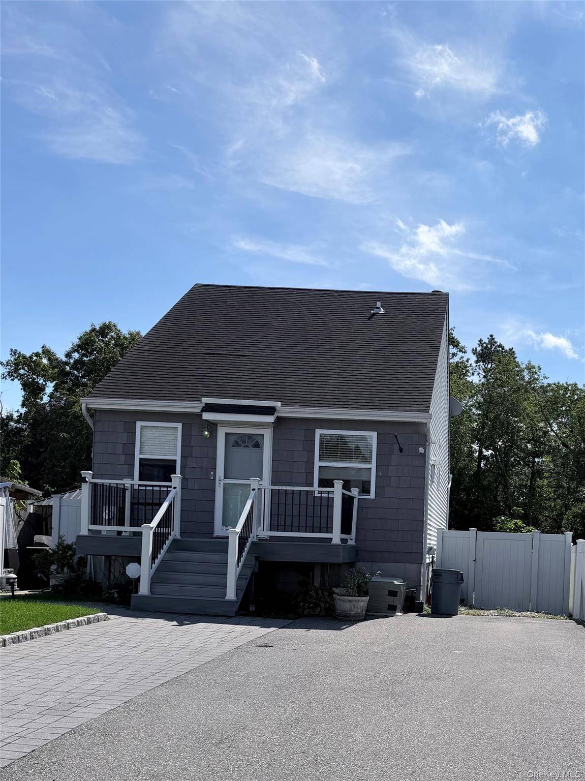 14 Donna LN, Ronkonkoma, NY 11779