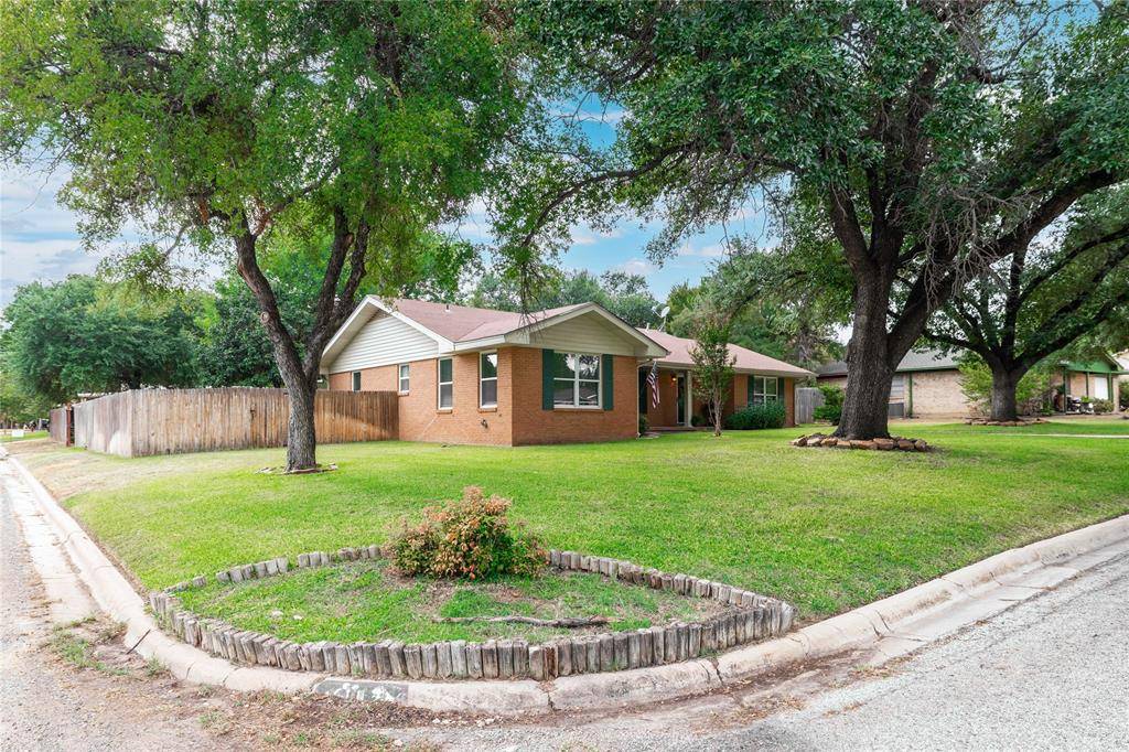 1611 16th Street, Brownwood, TX 76801