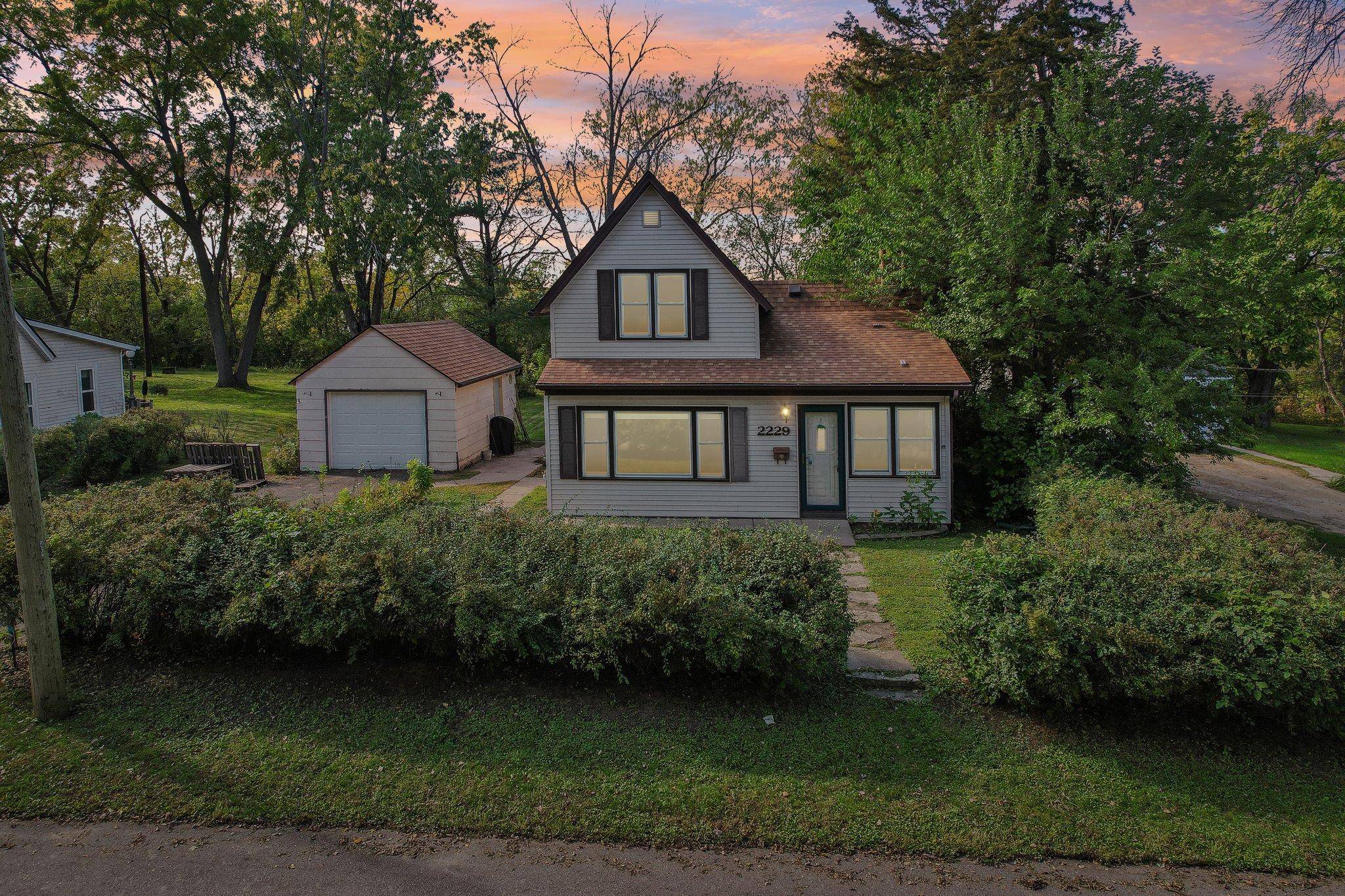 2229 Oak Hill PL, North Saint Paul, MN 55109