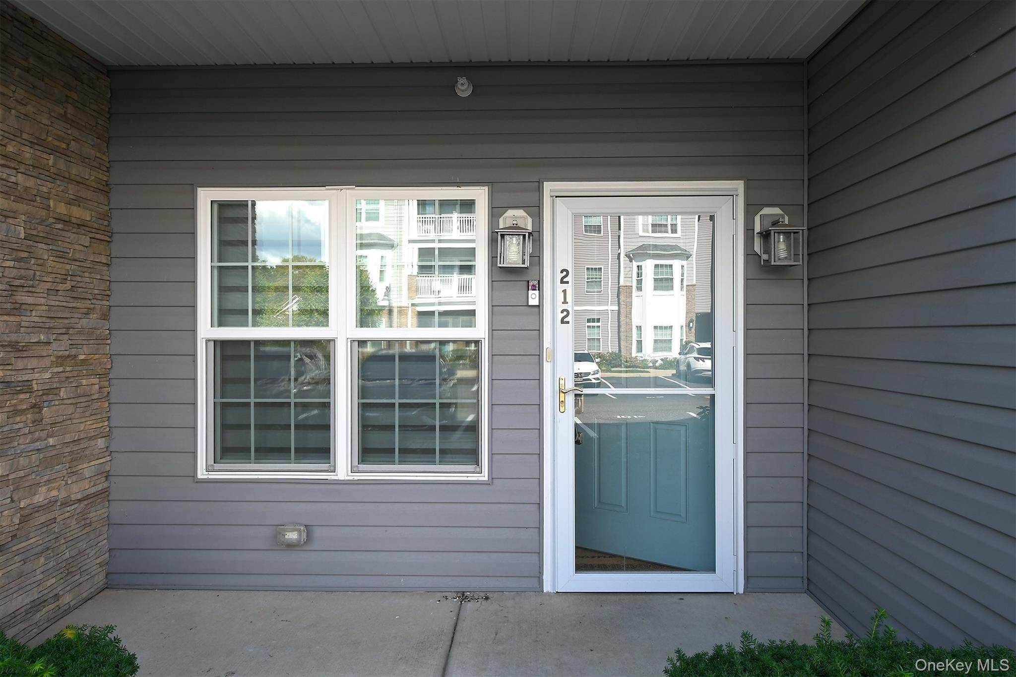 212 Clubhouse CIR #212, Melville, NY 11747