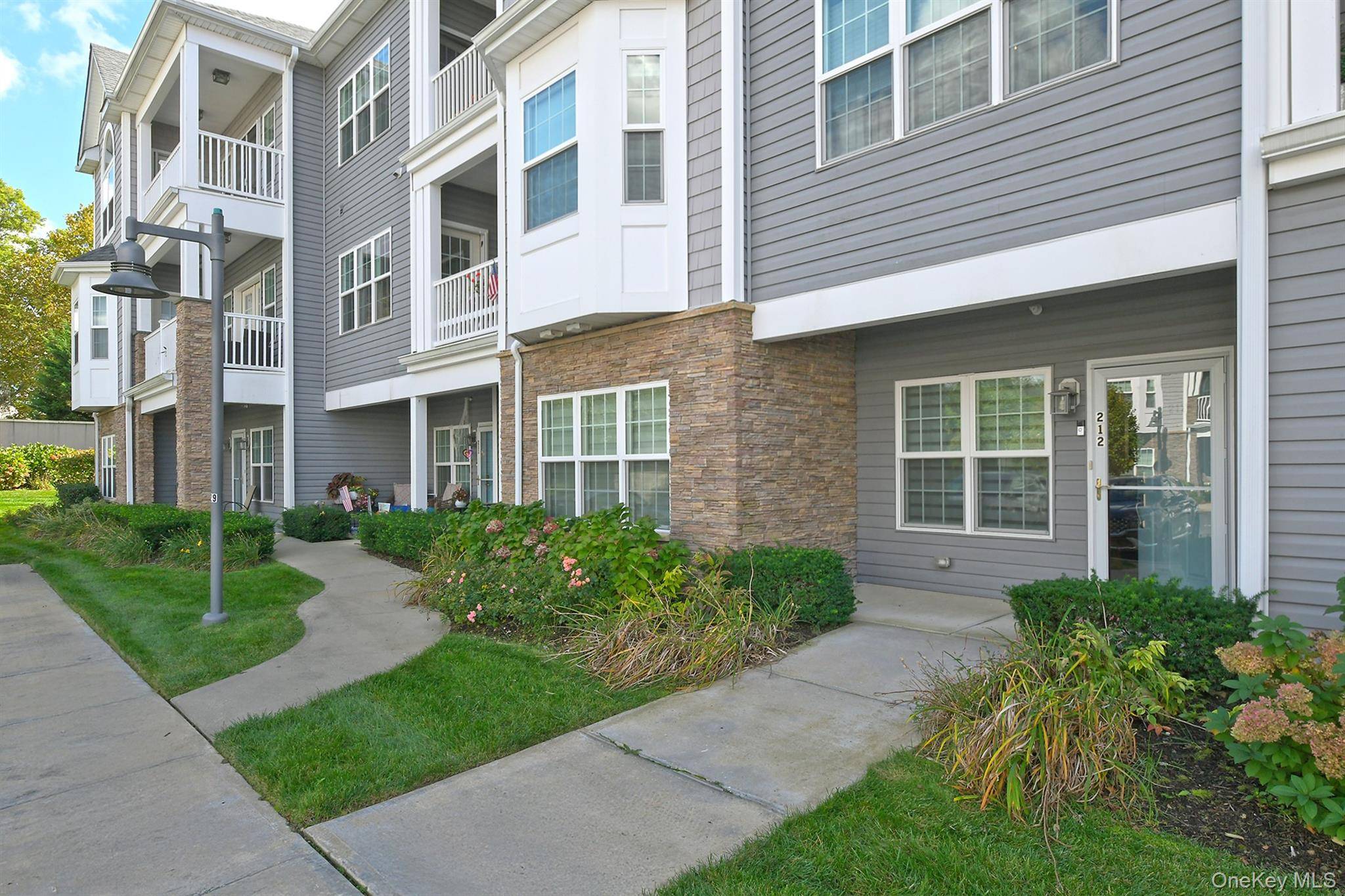 212 Clubhouse CIR #212, Melville, NY 11747