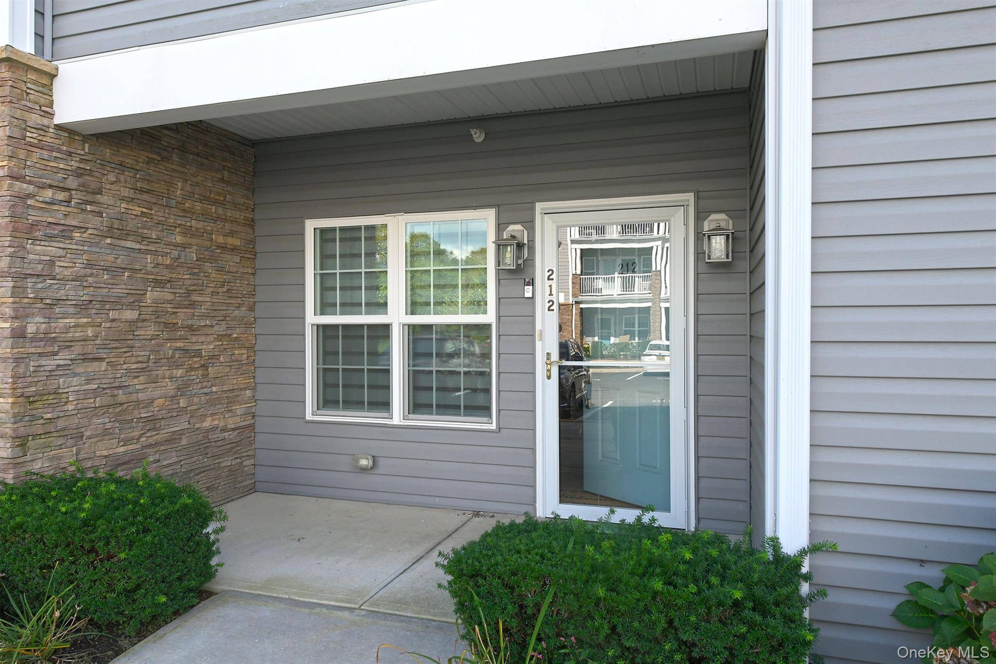 212 Clubhouse CIR #212, Melville, NY 11747