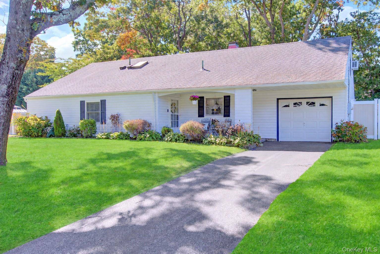 14 Campus LN, Ronkonkoma, NY 11779