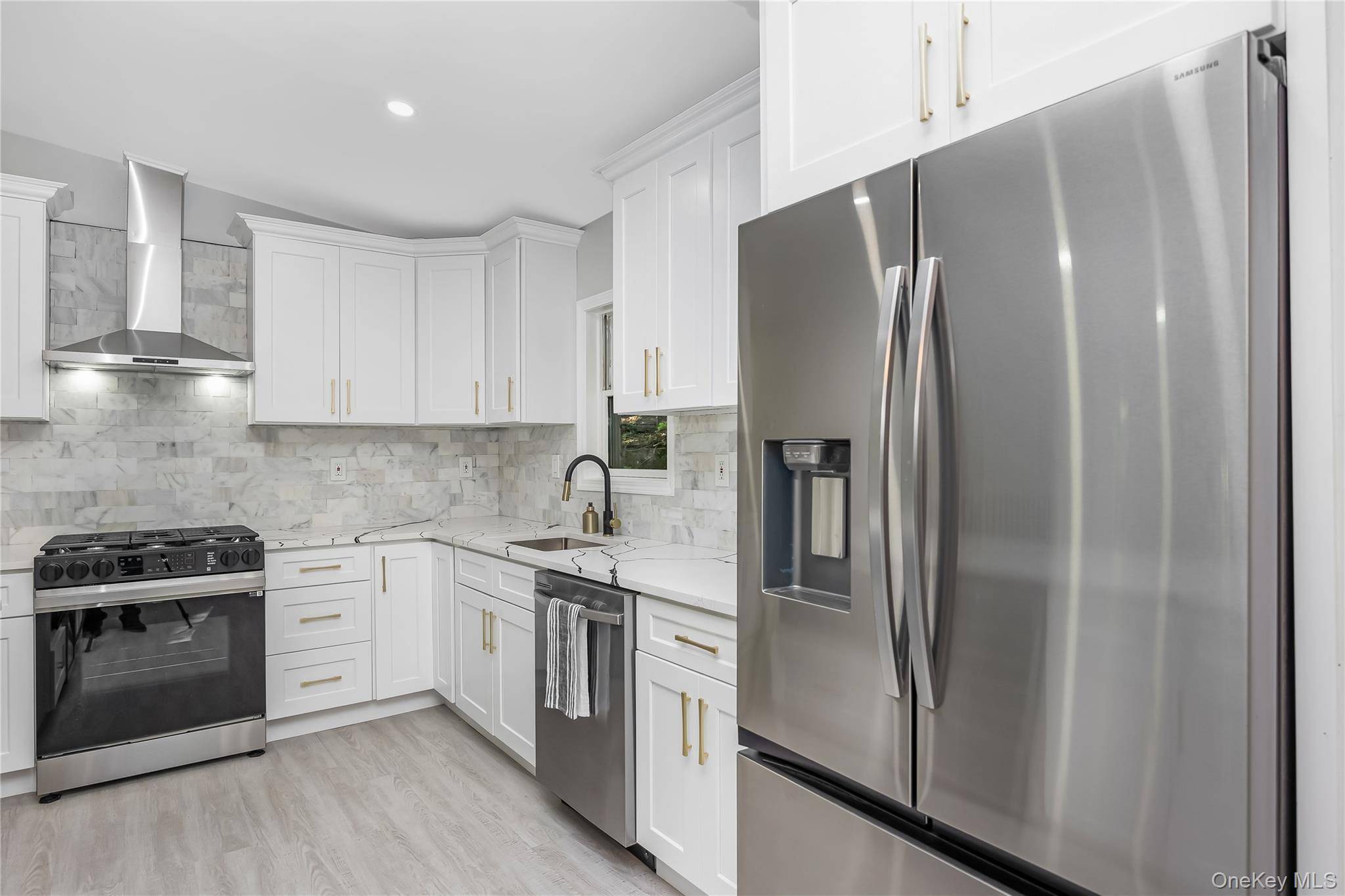 644 BREAD AND CHEESE HOLLOW RD, Huntington, NY 11768
