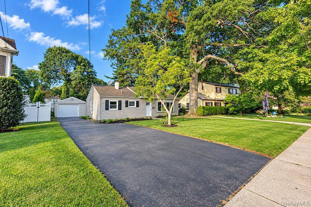7 Surrey RD, Massapequa, NY 11758