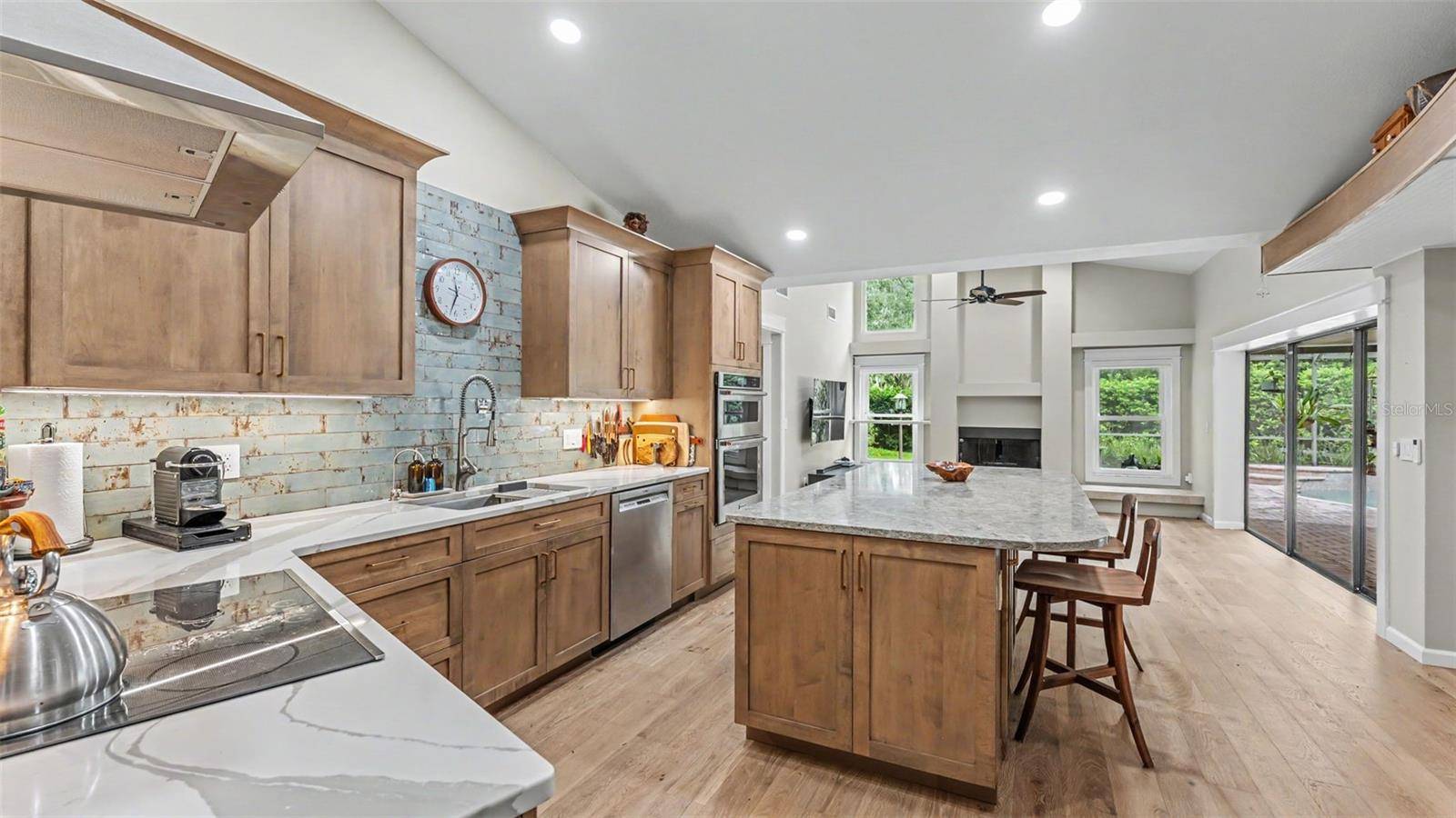 2712 LAUREL OAK DR, Plant City, FL 33566