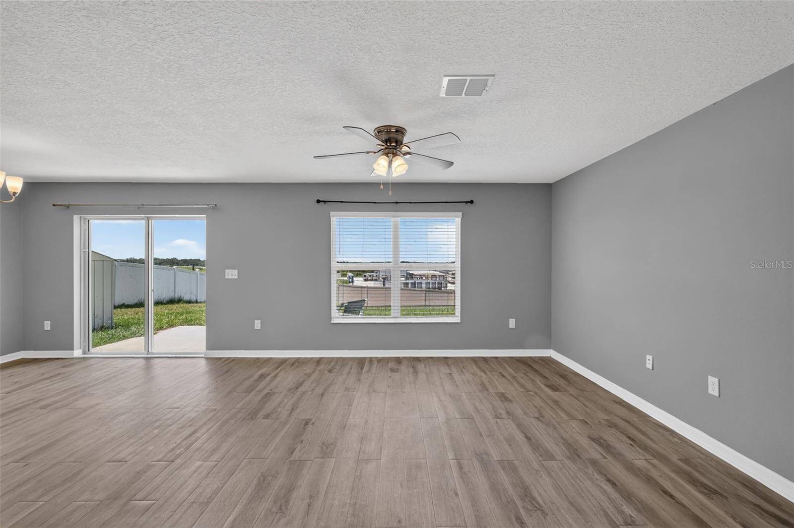 2465 BEGONIA ST, Mascotte, FL 34753