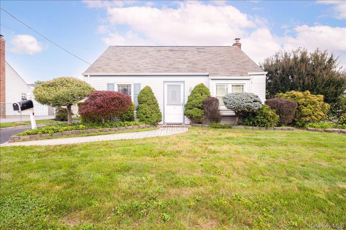 8 Park CIR, Farmingdale, NY 11735
