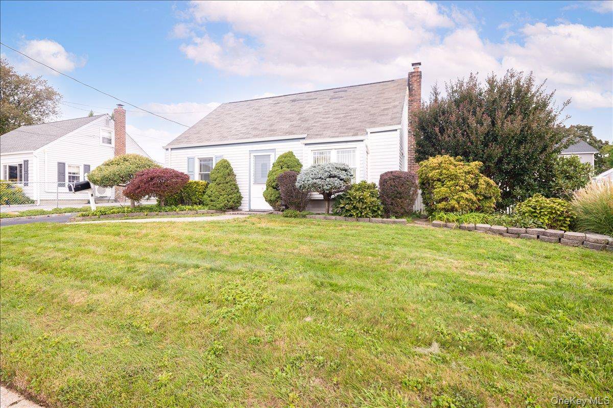 8 Park CIR, Farmingdale, NY 11735