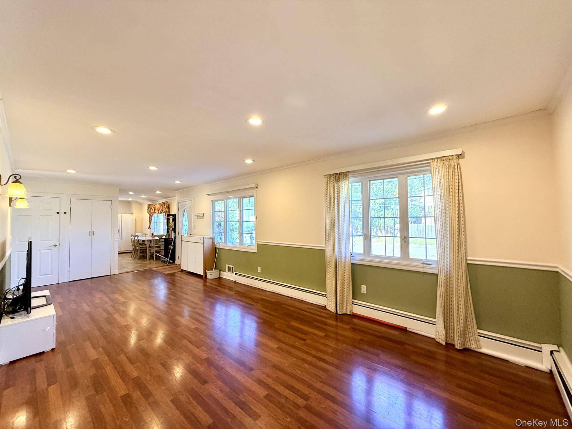 4 Longbow LN, South Setauket, NY 11720