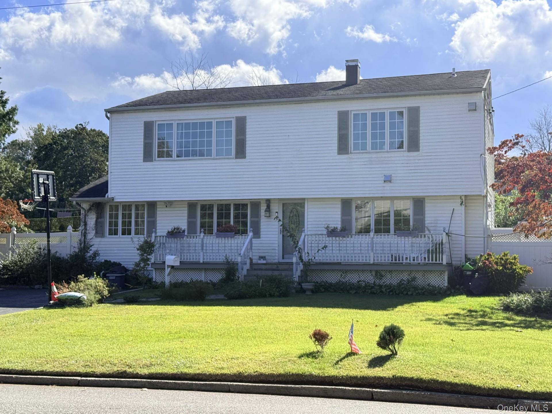 4 Longbow LN, South Setauket, NY 11720