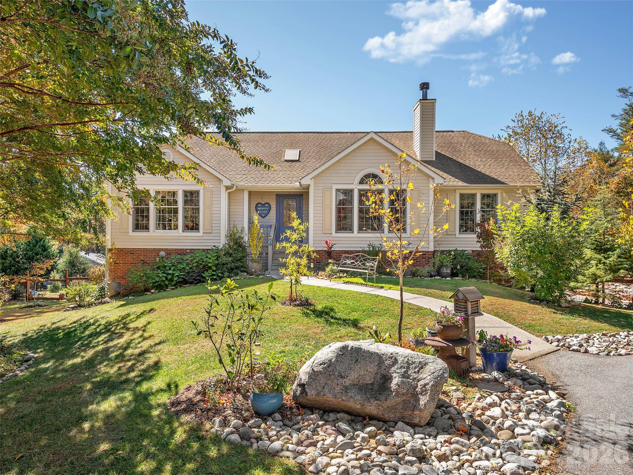 23 Old Applewood LN, Hendersonville, NC 28739