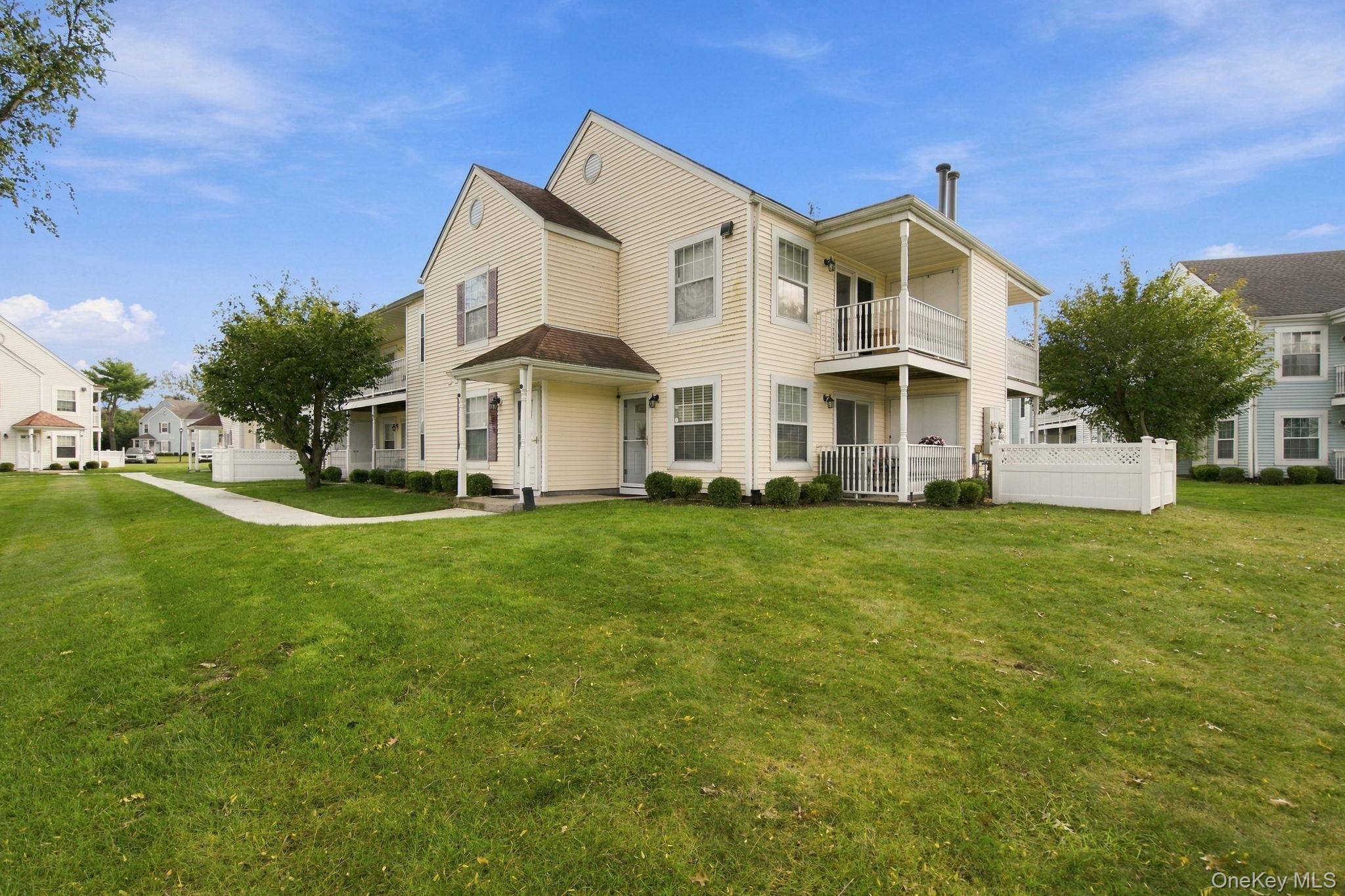 100 Fairview CIR, Middle Island, NY 11953