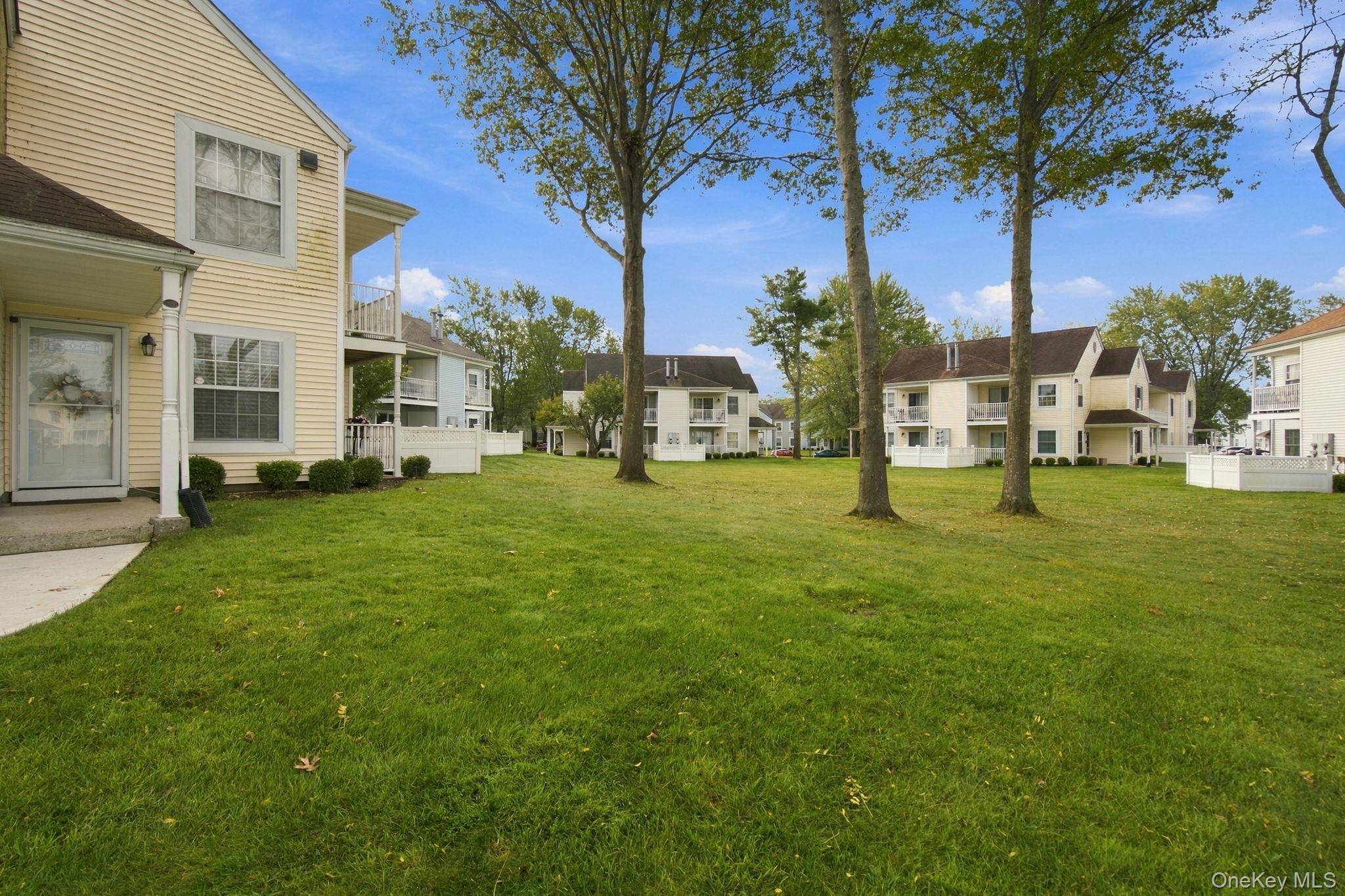 100 Fairview CIR, Middle Island, NY 11953