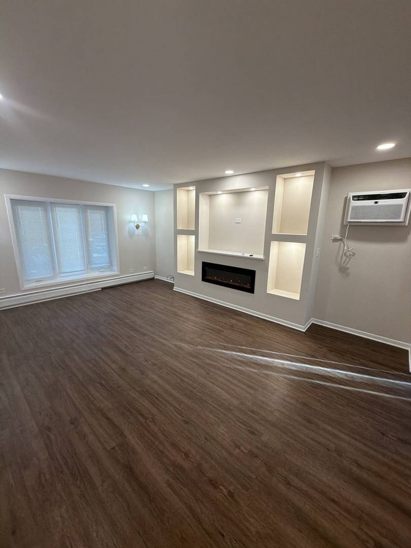516 S La Grange RD #1, La Grange, IL 60525