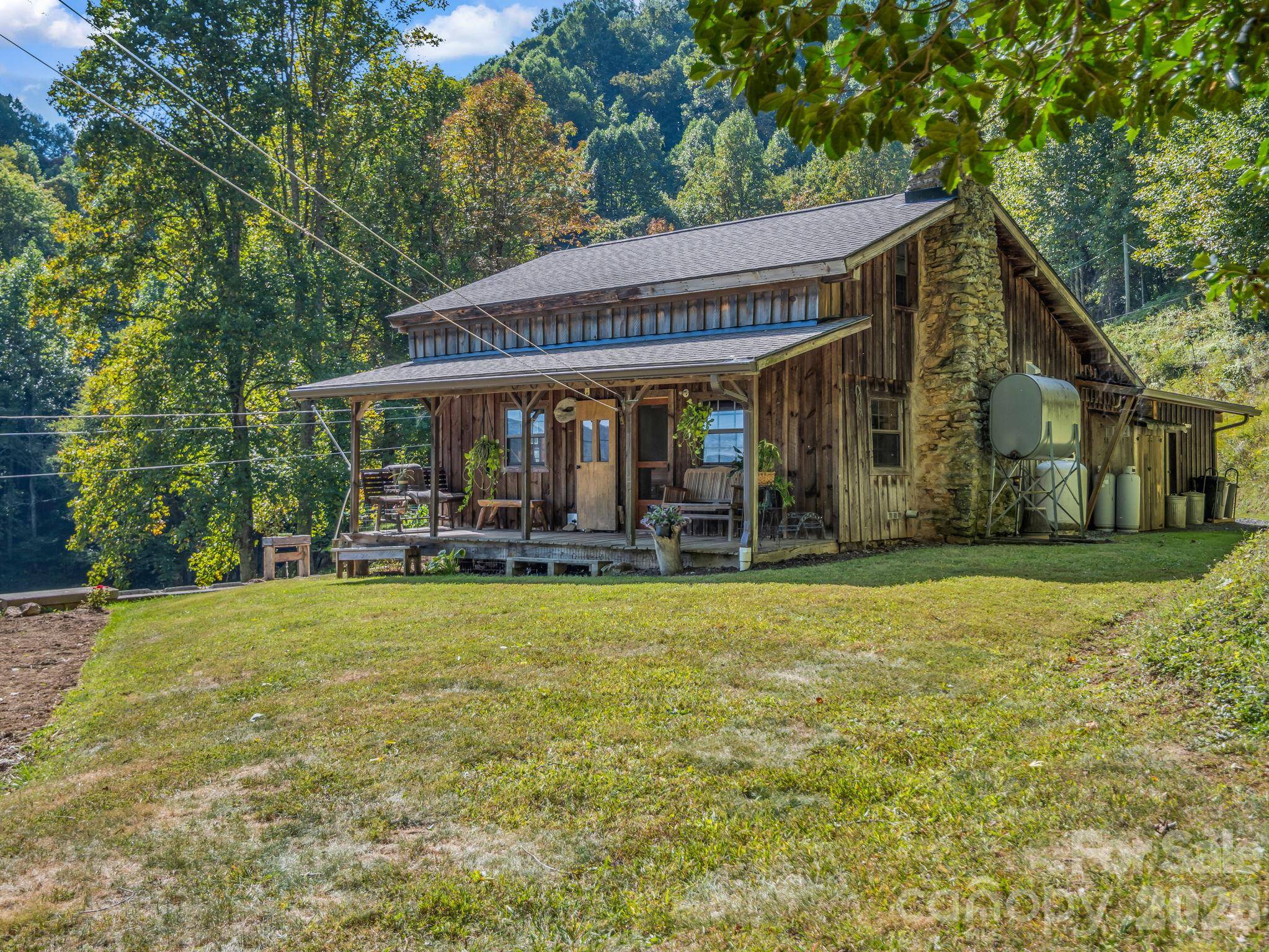 765 Hawk Ridge LN, Marshall, NC 28753