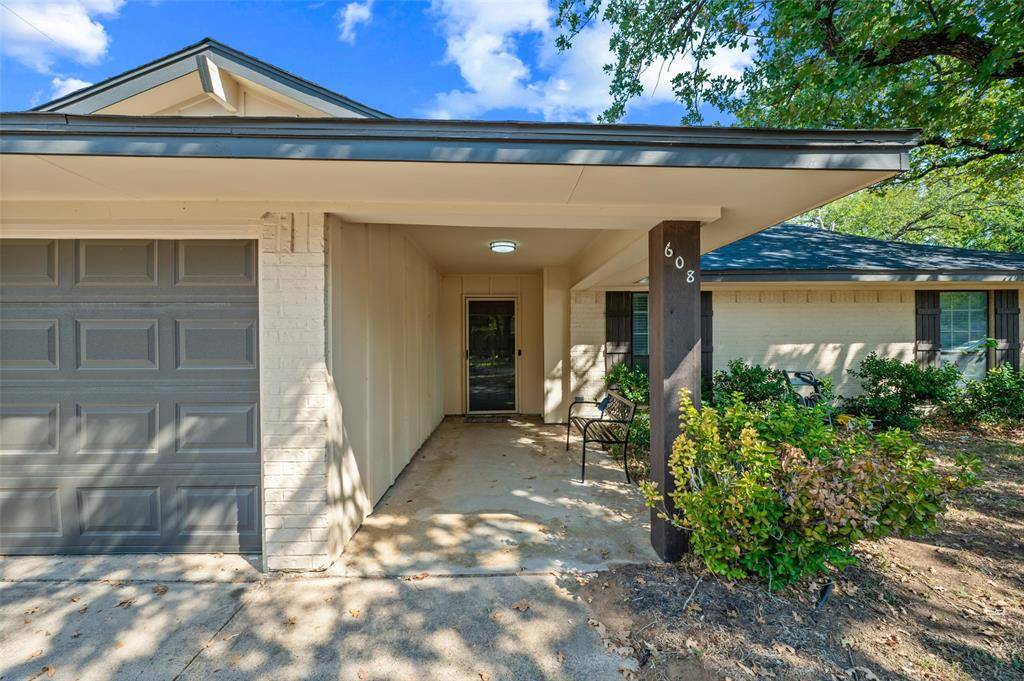 608 Ridgewood Circle, Hurst, TX 76054