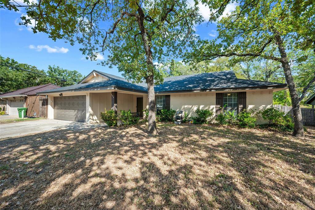 608 Ridgewood Circle, Hurst, TX 76054