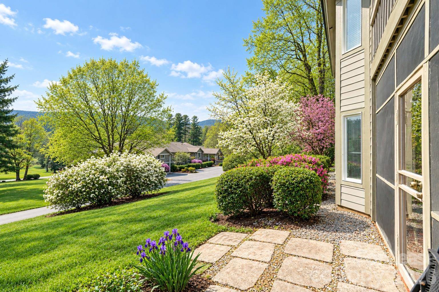 111 Bluffview LN, Flat Rock, NC 28731