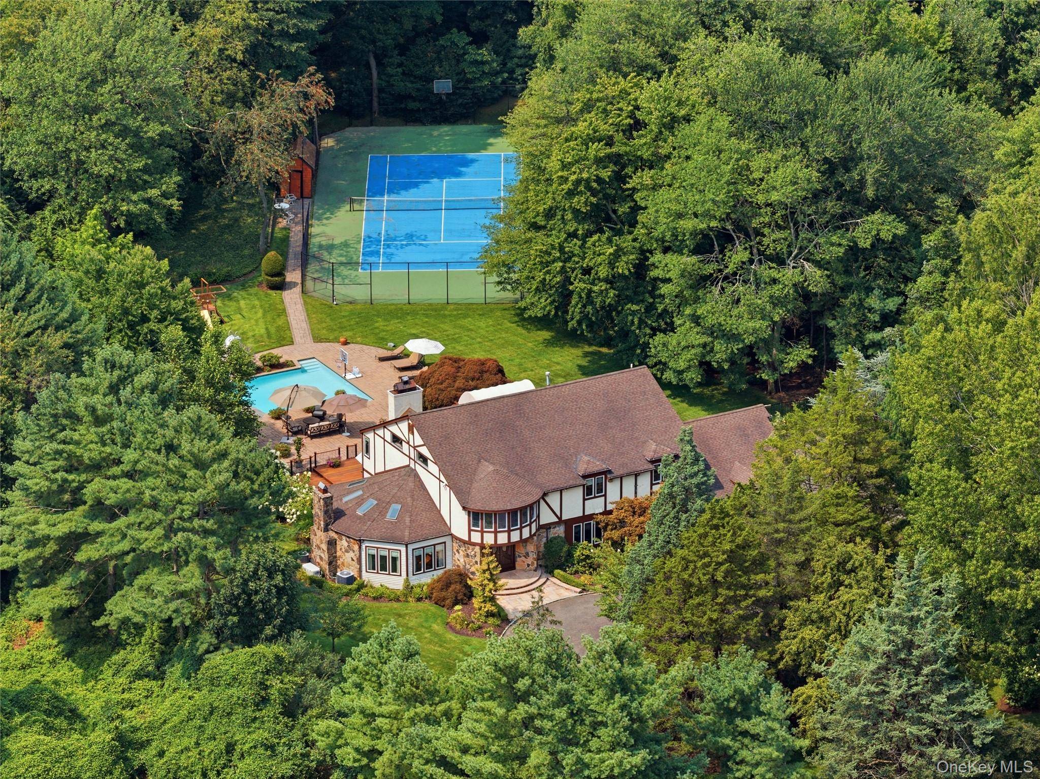 27 Amber LN, Oyster Bay Cove, NY 11771