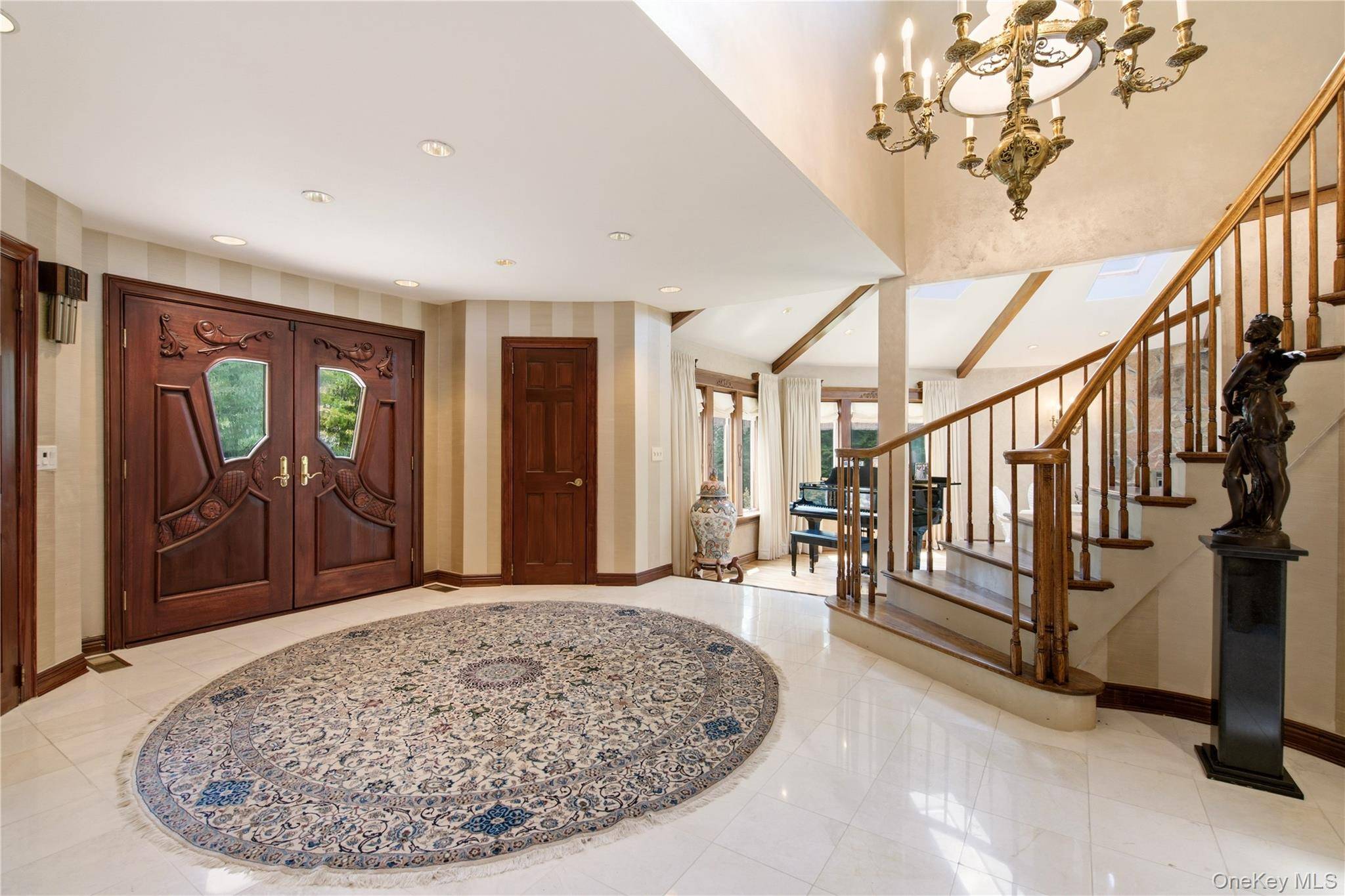 27 Amber LN, Oyster Bay Cove, NY 11771