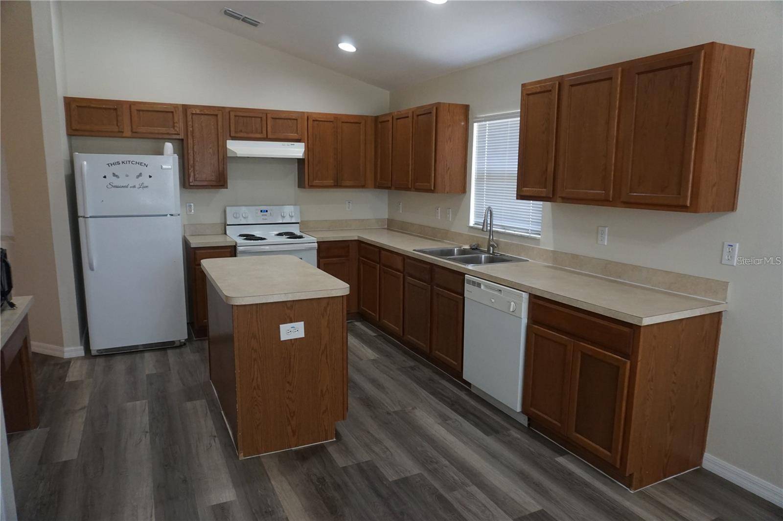 1084 BLUEGRASS DR, Groveland, FL 34736