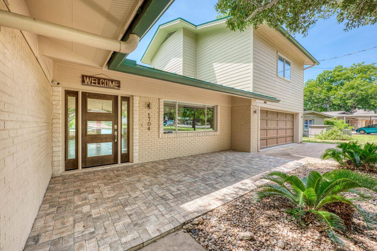 1704 Bluebonnet LN, Kingsland, TX 78639