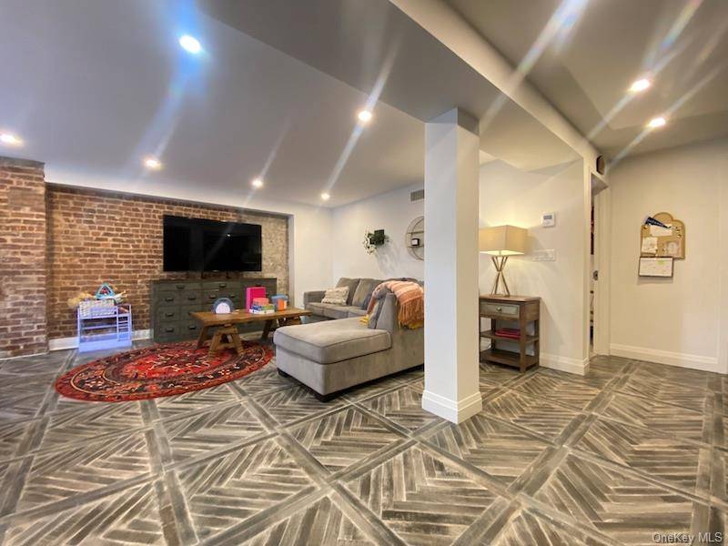 4112 20th AVE, Astoria, NY 11105