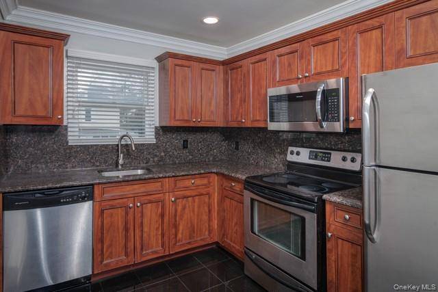 37 Elliot PL #37-8B, Smithtown, NY 11787
