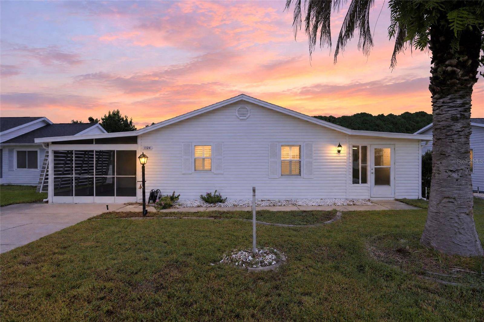 1124 DEL TORO DR, Lady Lake, FL 32159