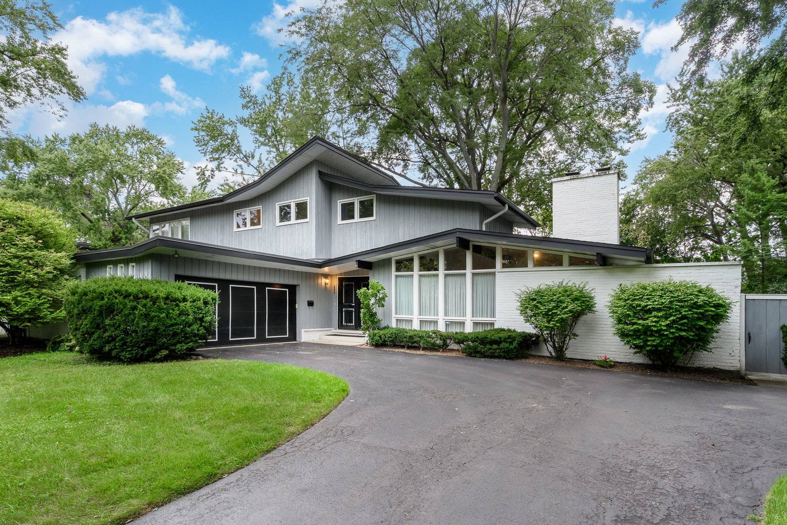 695 Ivy LN, Glencoe, IL 60022