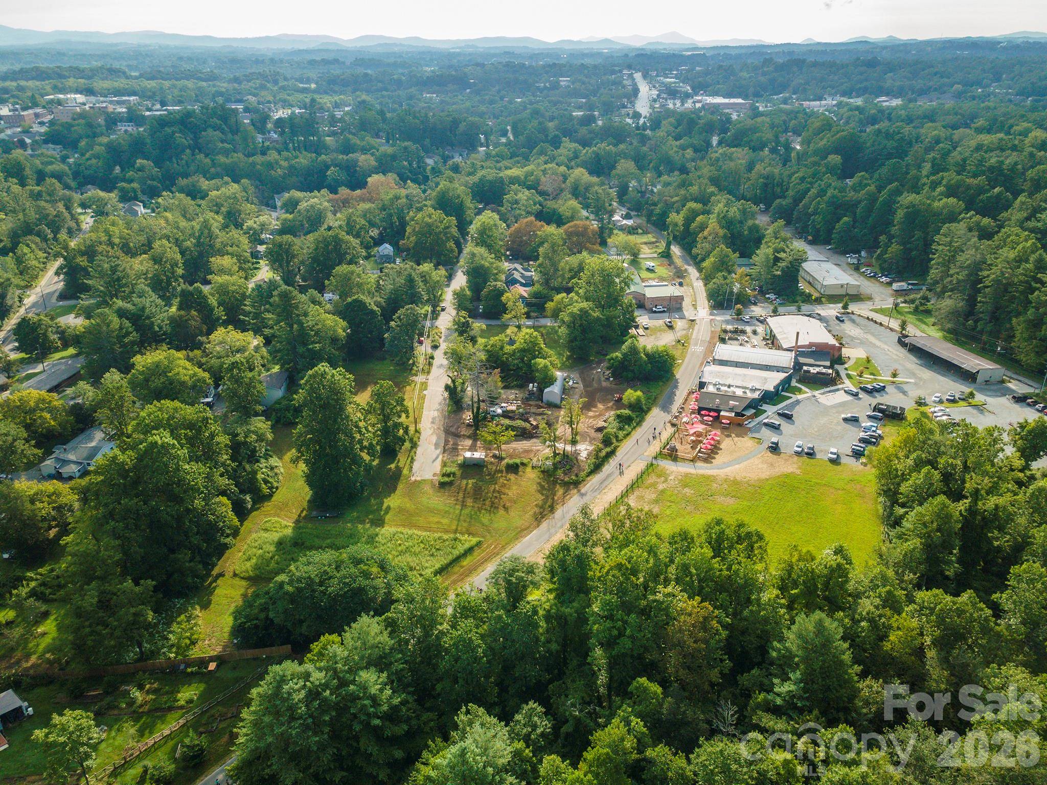 99999 Dale ST, Hendersonville, NC 28792