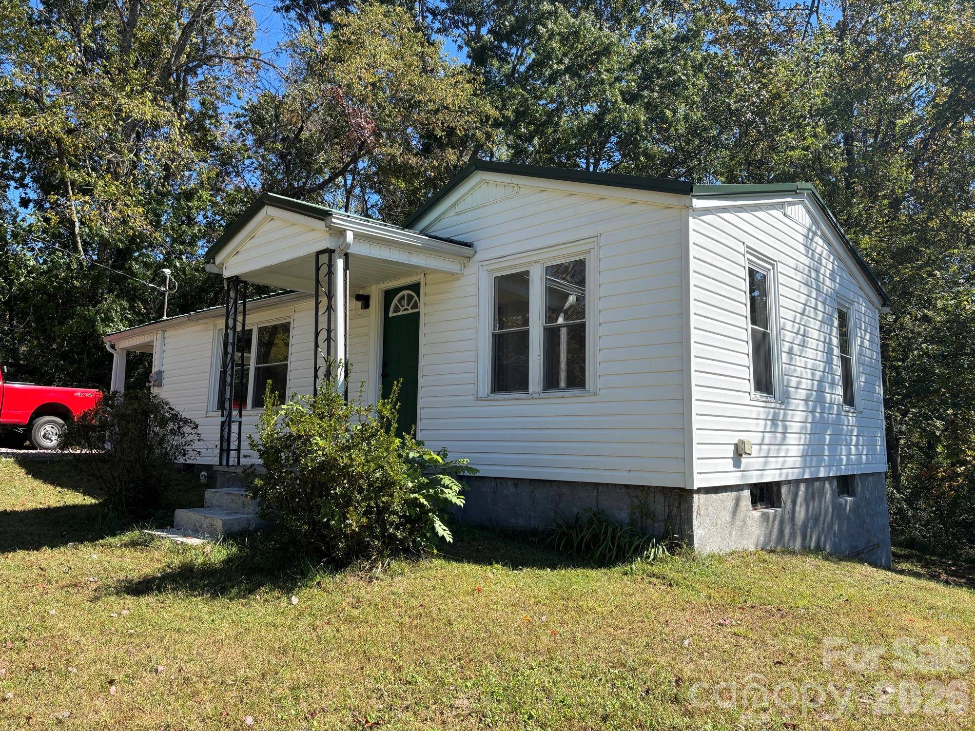 162 Phillips LN, Spruce Pine, NC 28777