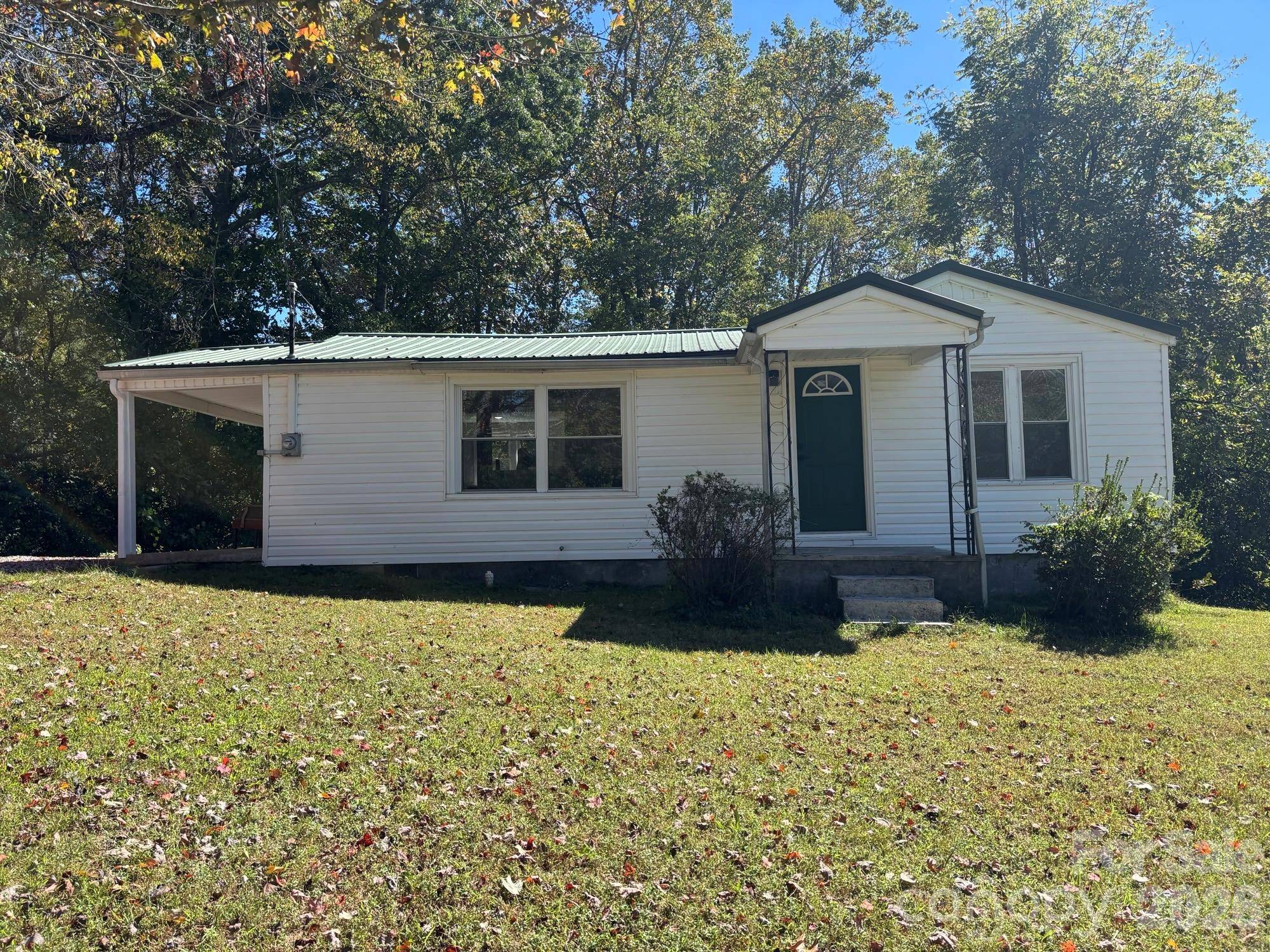 162 Phillips LN, Spruce Pine, NC 28777
