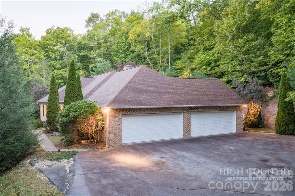 560 Greystone DR, Boone, NC 28607