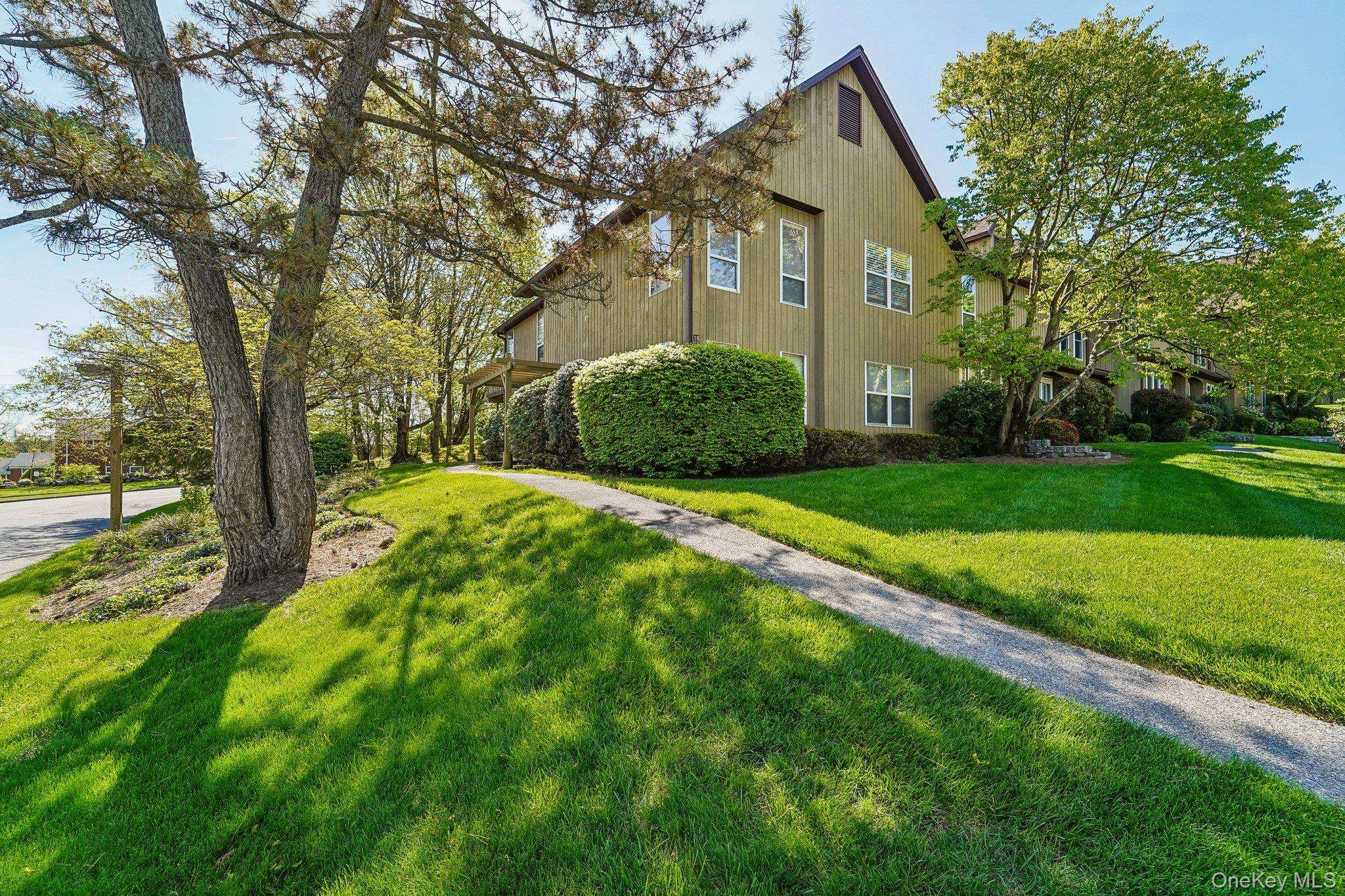 18 BROOKE HOLLOW LN, Peekskill, NY 10566