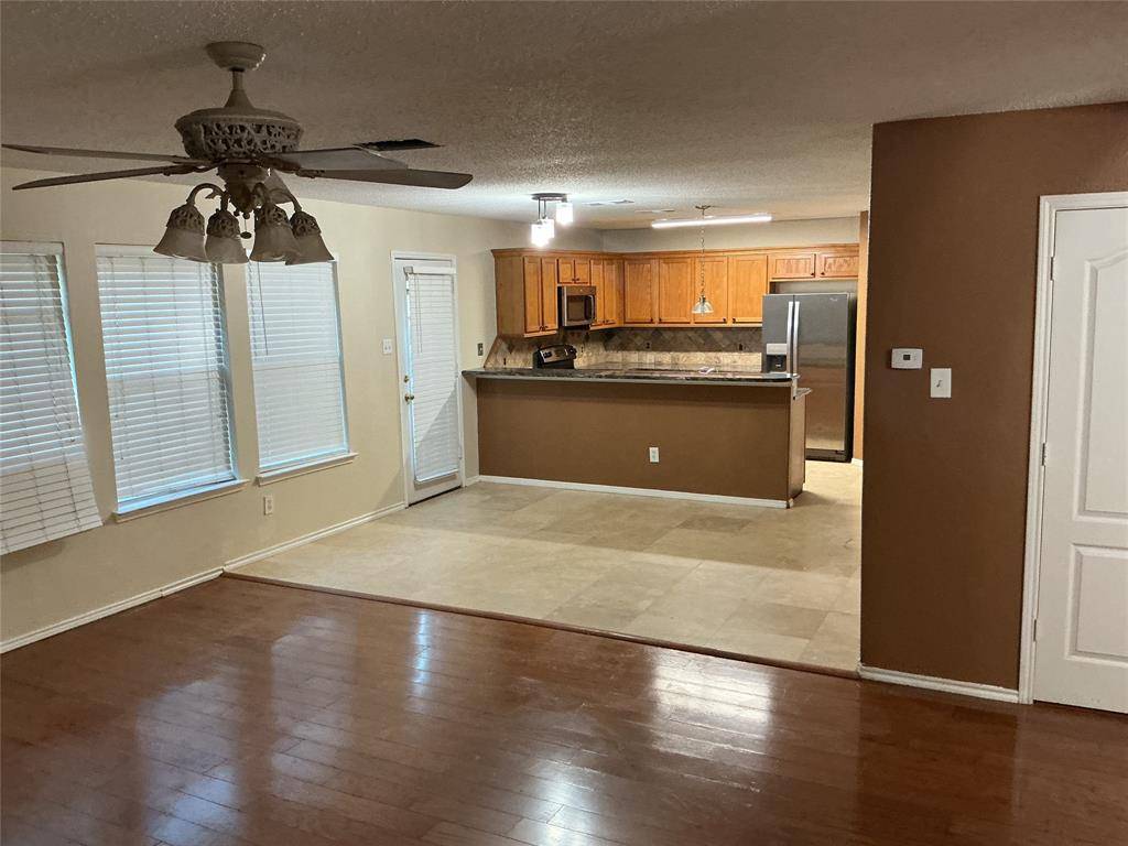 1340 Lake Grove Lane, Desoto, TX 75115