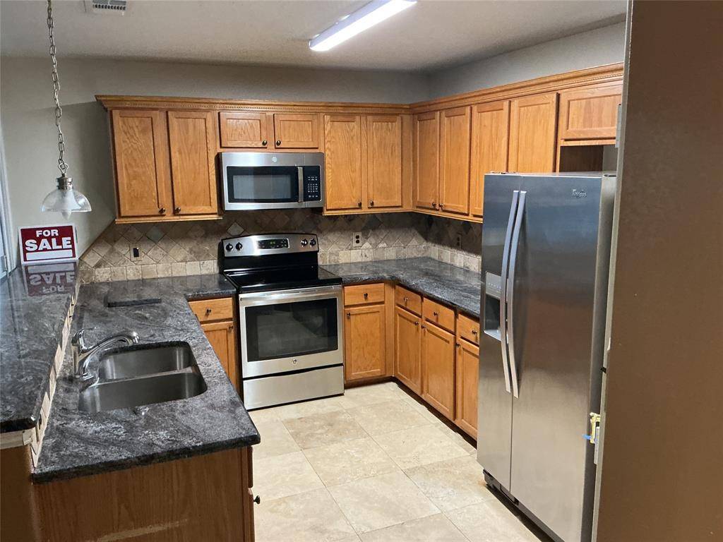 1340 Lake Grove Lane, Desoto, TX 75115
