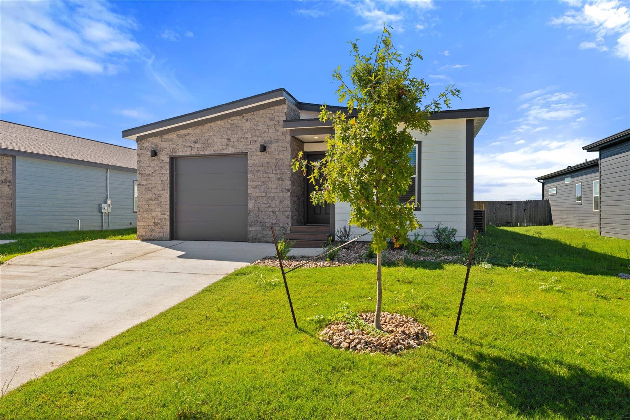 2026 Applewood DR, Lockhart, TX 78644