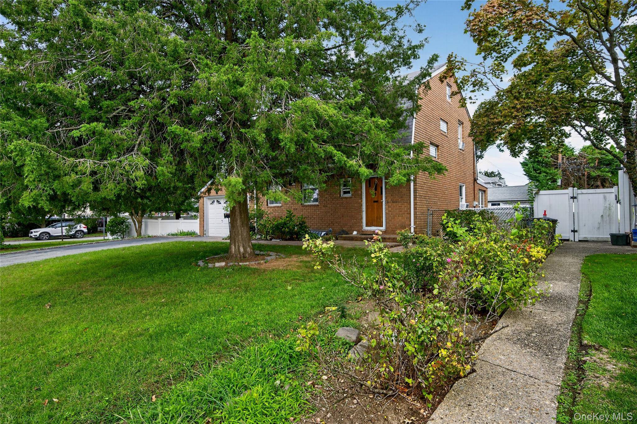 163 Earl ST, Westbury, NY 11590