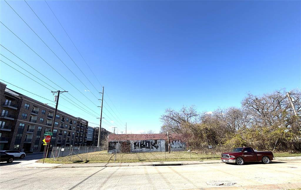 1001 Singleton Boulevard, Dallas, TX 75212