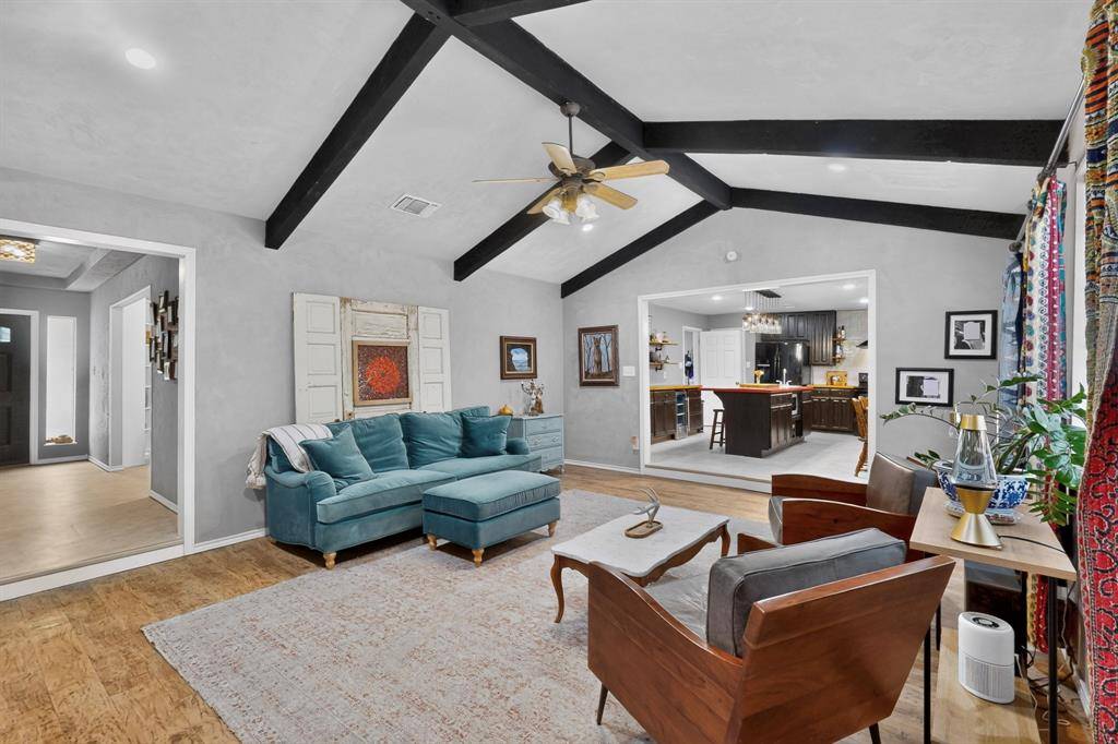 2060 Trailwood Drive W, Burleson, TX 76028