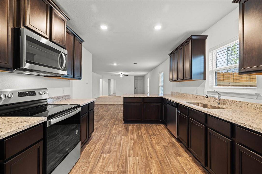 101 Fairfax LN, Jarrell, TX 76537