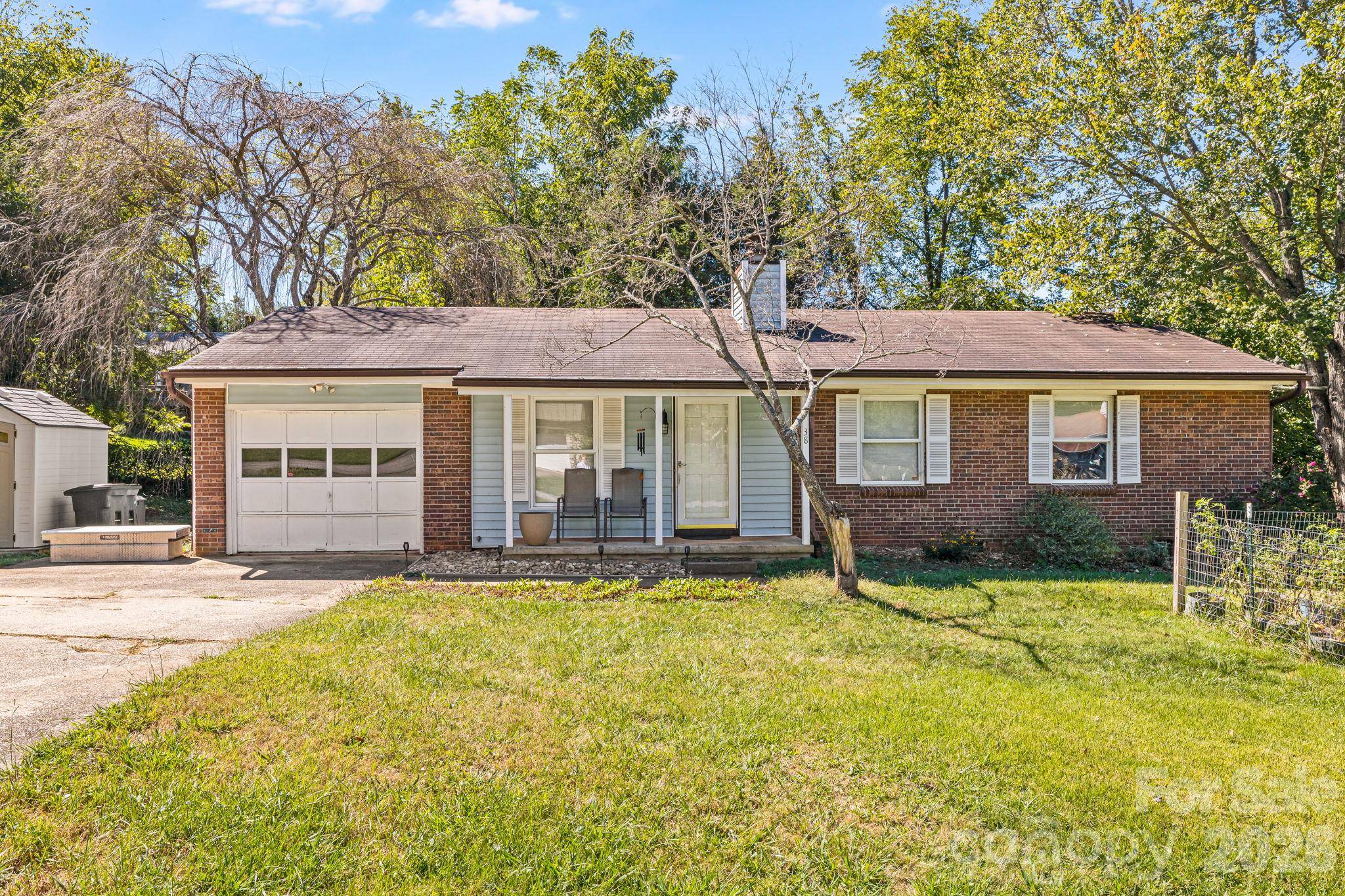 38 Clovernook DR, Arden, NC 28704