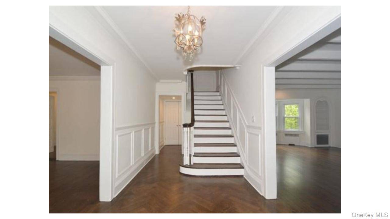 2 Arleigh RD, Great Neck, NY 11021
