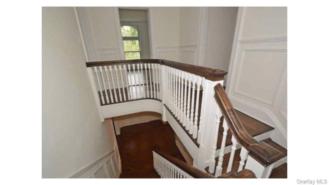 2 Arleigh RD, Great Neck, NY 11021